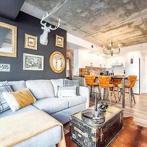  Apartment Quebec, Rustique Chic En Ville, Piscine Sur Le Toit Pour 2 A 6 Invites Canada