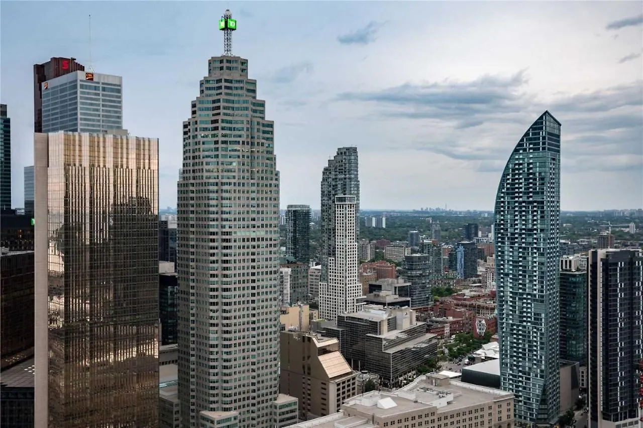 Luxury Downtown Toronto 2 Bedroom Suite With City And Lake Views And Free Parking Apartment