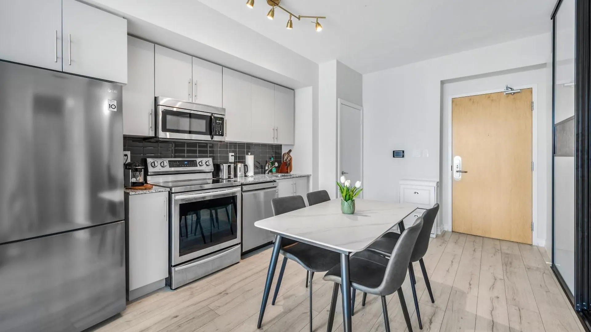 Apartment Luxury Downtown Toronto 2 Bedroom Suite With City And Lake Views And Free Parking