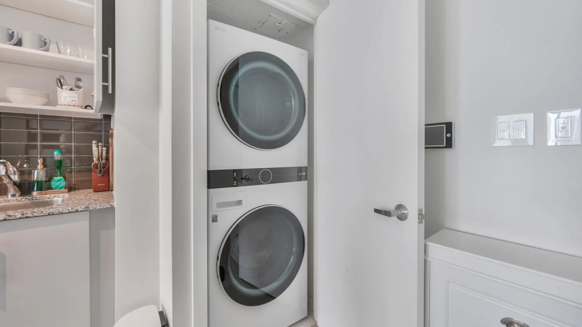 Luxury Downtown Toronto 2 Bedroom Suite With City And Lake Views And Free Parking 캐나다