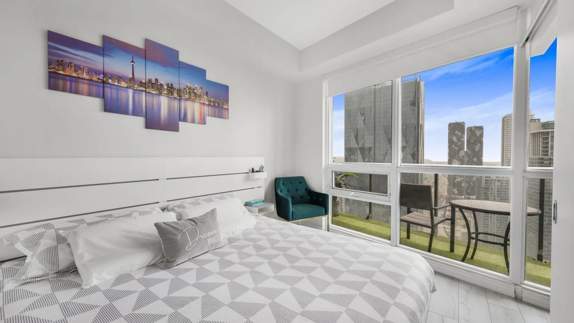 Luxury Downtown Toronto 2 Bedroom Suite With City And Lake Views And Free Parking 0*,