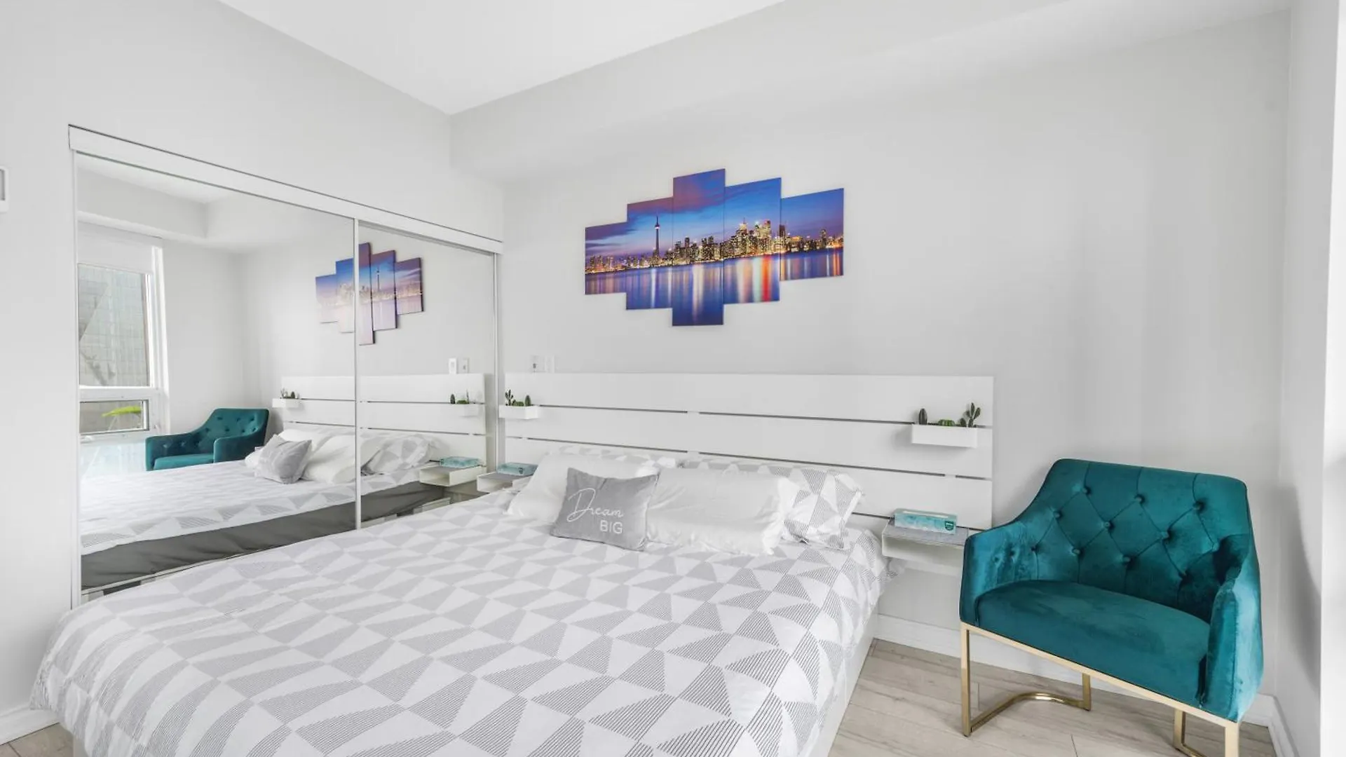 Apartment Luxury Downtown Toronto 2 Bedroom Suite With City And Lake Views And Free Parking