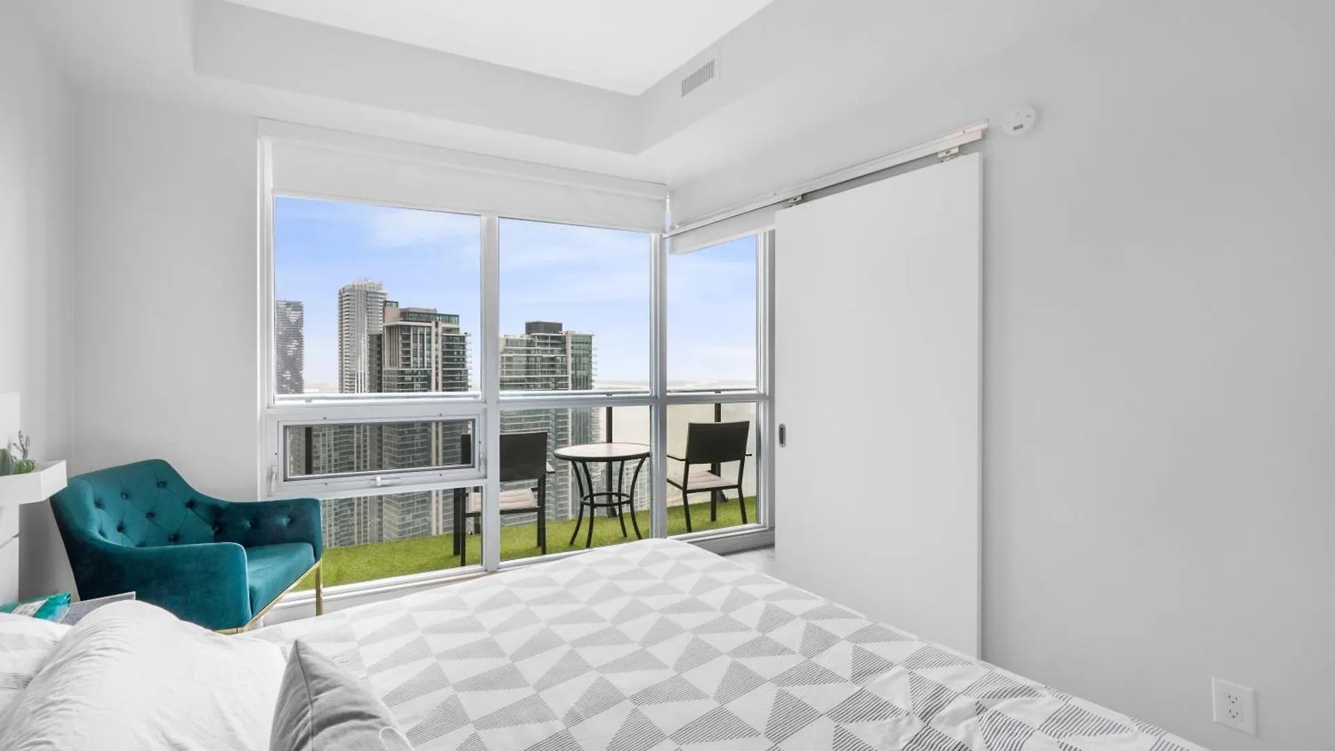 Luxury Downtown Toronto 2 Bedroom Suite With City And Lake Views And Free Parking Apartment