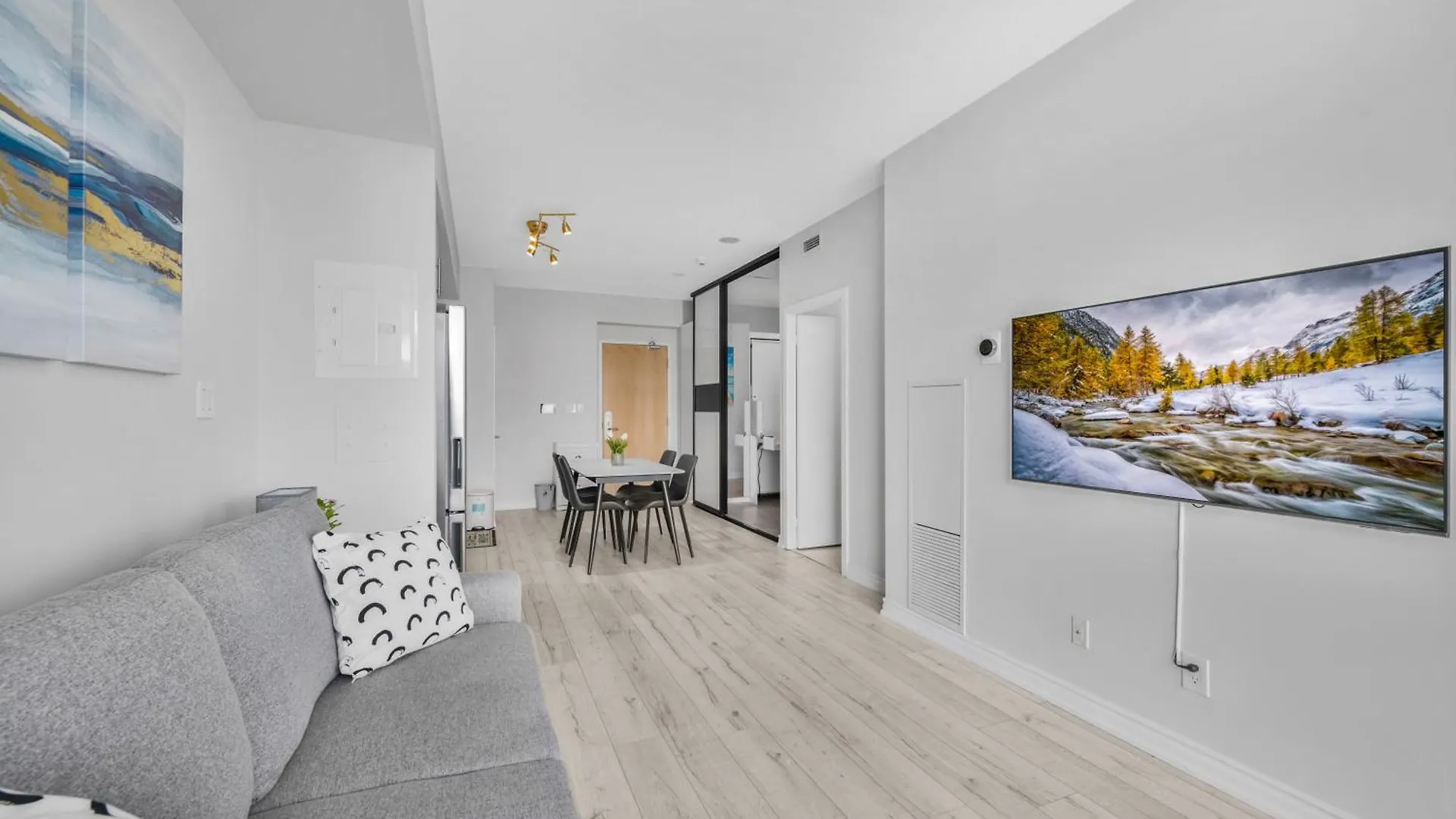 Luxury Downtown Toronto 2 Bedroom Suite With City And Lake Views And Free Parking Apartment