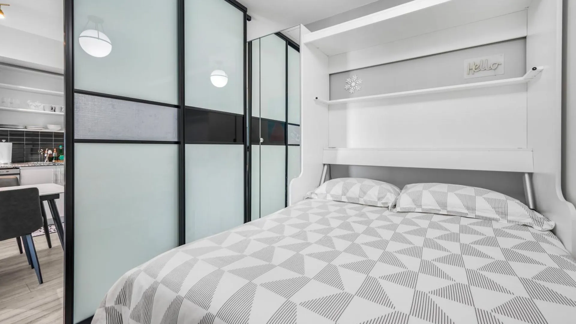 Luxury Downtown Toronto 2 Bedroom Suite With City And Lake Views And Free Parking